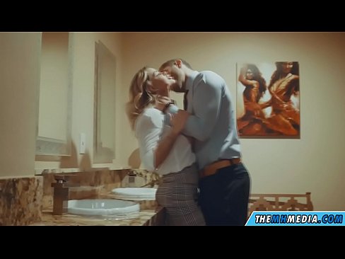 ❤️ Pe a faaosoosoina oe e se blonde busty i totonu o se faletaele lautele ❤❌ Fucking ❌️❤